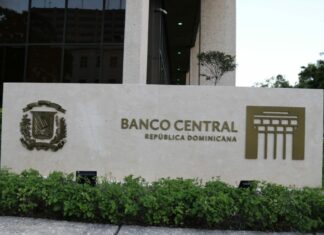 El Banco Central de la República Dominicana (BCRD) informa que durante el período enero-septiembre del año 2023 las remesas recibidas alcanzaron la cifra de US$7,597.1 millones, lo cual representa un crecimiento de 3.9 % en comparación con el mismo período del año anterior. Este aumento se encuentra en línea con la proyección de superar los US$10,000 millones al finalizar el año 2023.