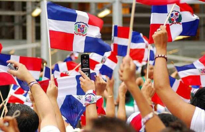 Cientos de personas marcharon alrededor de la estación Juan Bosch, del Metro de Santo Domingo, en la avenida 27 de Febrero, en apoyo al cierre de la frontera dispuesto por el Gobierno hasta que Haití detenga la construcción de un canal que desviaría a su territorio aguas del río Masacre.