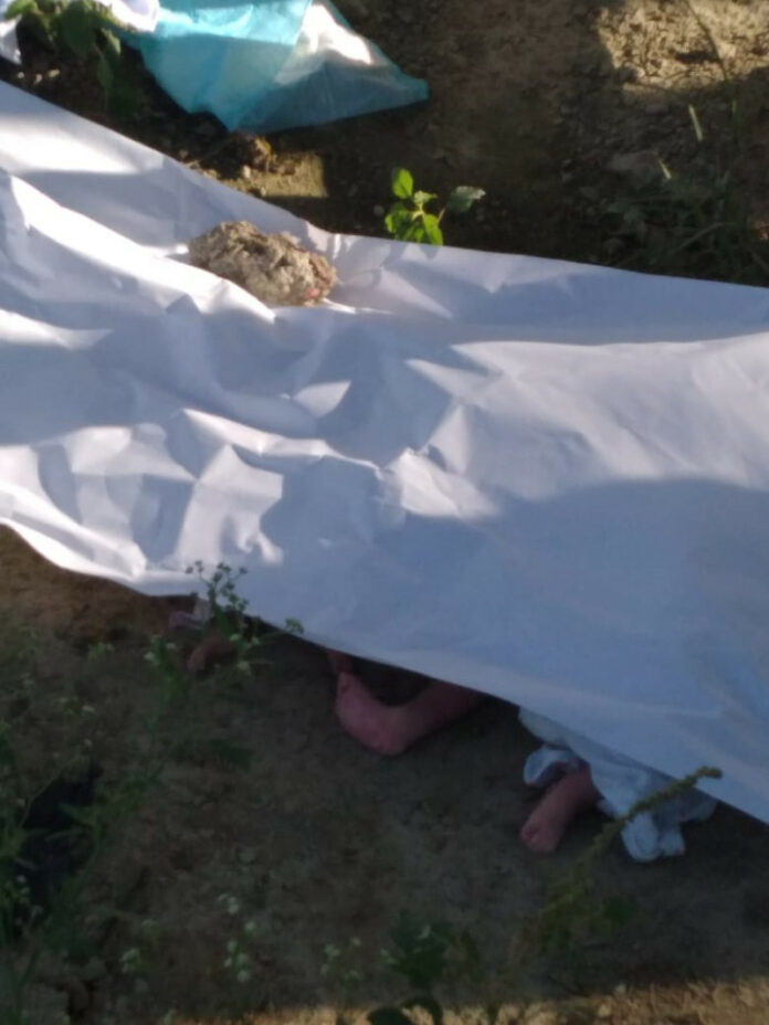 Personal del Dicrim de la Policía Nacional y del Ministerio Público realizan el levantamiento este miércoles 4 de octubre en el lugar donde fueron dejados los cuerpos de seis recién nacidos en el cementerio Cristo Salvador.