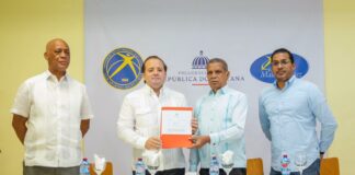 El ministro administrativo de la Presidencia, José Ignacio Paliza, entregó RD$20 millones para la remodelación del Centro Cultural y el área de Salud del Mauricio Báez.