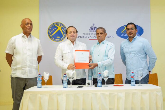 El ministro administrativo de la Presidencia, José Ignacio Paliza, entregó RD$20 millones para la remodelación del Centro Cultural y el área de Salud del Mauricio Báez.