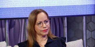 La presidenta de la Sociedad Dominicana de Infectología, doctora Rosa Abreu, denunció que los casos de dengue en el país continúan incrementándose y durante la última semana los dos principales hospitales pediátricos nacionales atendieron diariamente más de sesenta niños con síntomas de la enfermedad.