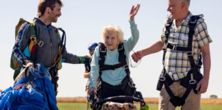 Dorothy Hoffner, una anciana estadounidense de 104 años, espera que el comité de Guinness World Records la certifique como la persona de mayor edad en saltar en paracaídas, informó WLS-TV.
