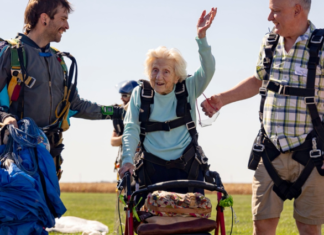 Dorothy Hoffner, una anciana estadounidense de 104 años, espera que el comité de Guinness World Records la certifique como la persona de mayor edad en saltar en paracaídas, informó WLS-TV.