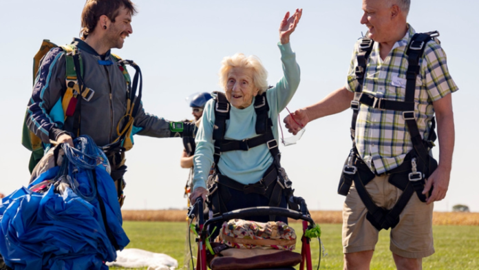 Dorothy Hoffner, una anciana estadounidense de 104 años, espera que el comité de Guinness World Records la certifique como la persona de mayor edad en saltar en paracaídas, informó WLS-TV.