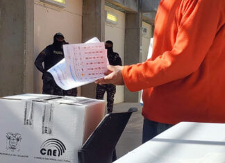 Ecuador arranca la segunda vuelta presidencial con el voto en las cárceles