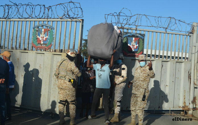 Dispersan grupo de haitianos querían cerrar paso fronterizo por Dajabón Circula en las redes sociales un video que muestra un grupo de haitianos que llegaron este domingo al puente fronterizo con un camión cargado de block para cerrar el paso por la provincia de Dajabón.