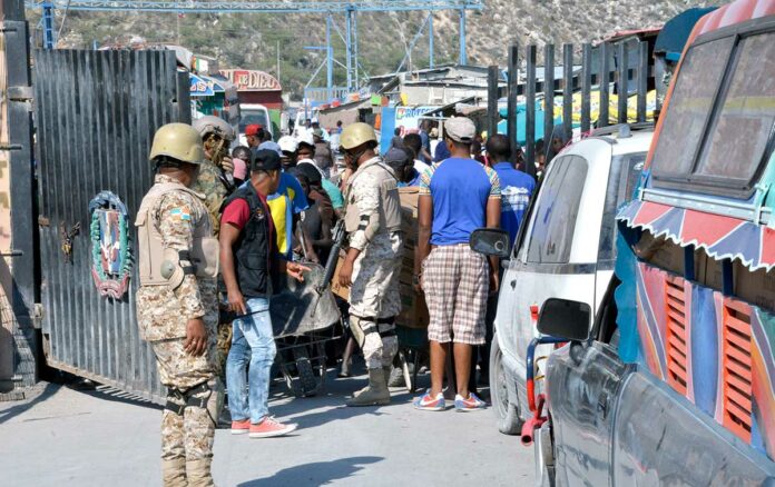 El Gobierno haitiano abrió ayer sus puertas en esta zona fronteriza para permitir que sus compatriotas que se dedican al comercio pudieran ingresar al territorio dominicano a retirar sus mercancías almacenadas en el mercado binacional.