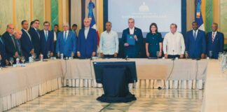 El Gobierno dominicano asumió una serie de compromisos en el Pacto Nación por la crisis de Haití que firmó este jueves junto a académicos y representantes de las organizaciones políticas, sin la presencia de los grandes partidos de oposición.