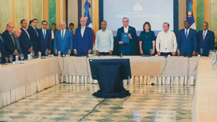 El Gobierno dominicano asumió una serie de compromisos en el Pacto Nación por la crisis de Haití que firmó este jueves junto a académicos y representantes de las organizaciones políticas, sin la presencia de los grandes partidos de oposición.