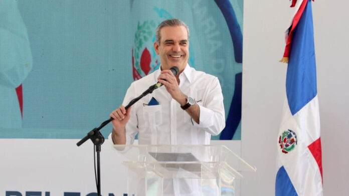 El presidente Luis Abinader agotará una apretada agenda este fin de semana en las provincias Espaillat, María Trinidad Sánchez y Samaná, en donde inaugurará hospitales, estancias infantiles, carreteras, varios pley, proyectos de redes de iluminación, centros educativos y un muelle de pescadores, dando continuidad a su obra de gobierno de llevar soluciones a la población dominicana.