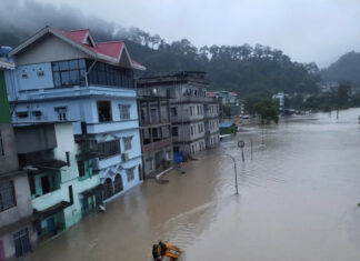 Cinco muertos y 23 militares desaparecidos tras inundaciones en la India