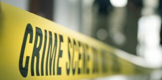 Una supuesta banda de haitianos mató a machetazos a un hombre y violó y golpeó a su pareja sentimental, en la finca del hacendado Máximo Mota Rodríguez, reportaron este miércoles medio de prensa.