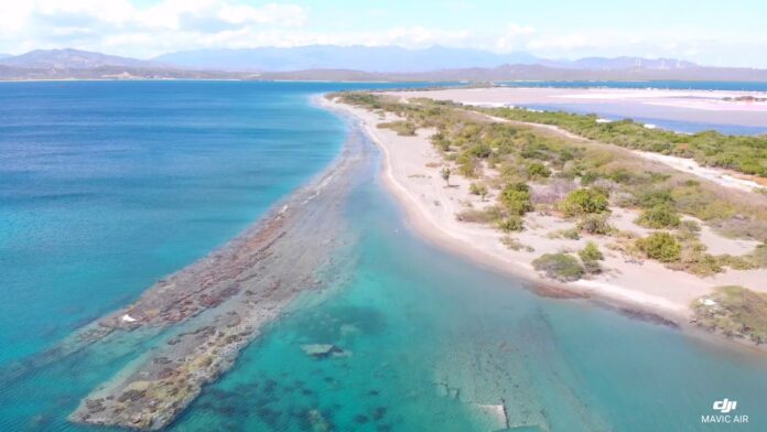 Fue encontrado este lunes el cuerpo sin vida de un hombre en las aguas de la playa El Derrumbao, Punta Salinas de Baní, presentando signos de violencia y con dos galones llenos de tierra atados a sus pies.