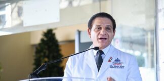 El ministro de Salud Pública, doctor Daniel Rivera, informó este lunes que hasta ahora han contabilizado unos 12,900 afectados por dengue, pero que con la sumatoria de esta semana es posible que lleguen a unas 13,900 o 14 mil personas impactadas por la enfermedad. En el caso de muertes reportaron un total de 11 casos de letalidad.