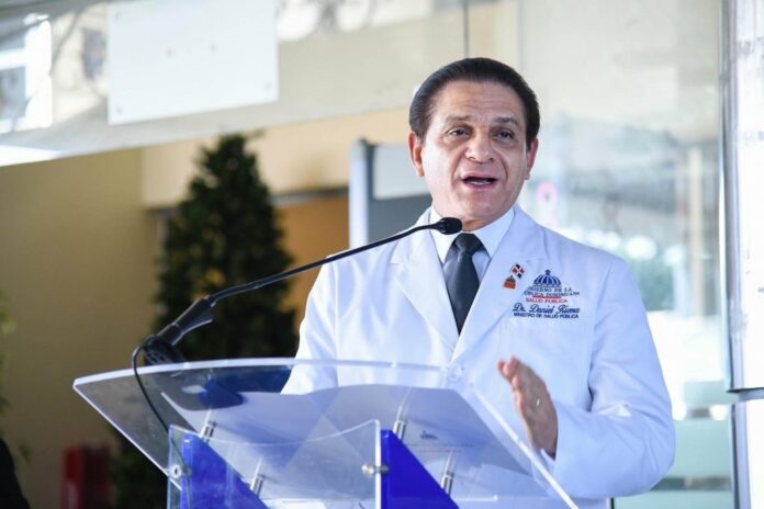 El ministro de Salud Pública, doctor Daniel Rivera, informó este lunes que hasta ahora han contabilizado unos 12,900 afectados por dengue, pero que con la sumatoria de esta semana es posible que lleguen a unas 13,900 o 14 mil personas impactadas por la enfermedad. En el caso de muertes reportaron un total de 11 casos de letalidad.