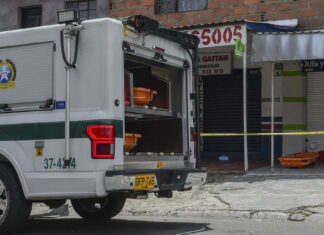 Un ladrón mata a su propio cómplice durante el robo de una moto en Medellín