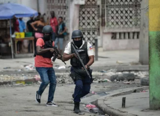 El Consejo de Seguridad aprueba desplegar por un año la fuerza multinacional en Haití El Consejo de Seguridad aprobó hace un momento el envío de una fuerza multinacional a Haití encabezada por Kenia para ayudar a combatir las pandillas violentas en el atribulado país caribeño.