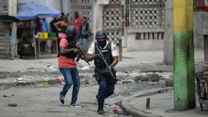 El Consejo de Seguridad aprobó hace un momento el envío de una fuerza multinacional a Haití encabezada por Kenia para ayudar a combatir las pandillas violentas en el atribulado país caribeño.