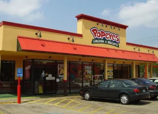 Popeyes abrirá su primer restaurante en República Dominicana Popeyes, la marca de pollo frito, anunció la apertura de su primer restaurante en Santo Domingo, República Dominicana, la cual tendrá lugar el próximo sábado 14 de octubre, en el centro de la ciudad.