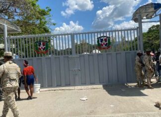 Haití mantuvo este viernes su frontera cerrada para el comercio con la República Dominicana a pesar de que este último flexibilizó las medidas adoptadas hace casi un mes en represalia a la construcción de un canal que busca desviar el agua del río fronterizo Masacre a territorio haitiano.