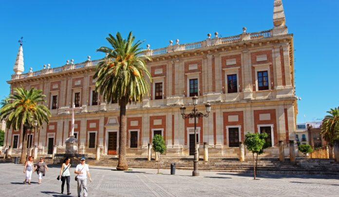 El Archivo General de Indias rescató en su documento del mes de octubre el traslado en 1795 de los restos del navegante Cristóbal Colón a Cuba desde Santo Domingo, en cuya catedral reposaban desde que fueron llevados en la primera mitad del siglo XVI, tras haber descansado un tiempo en la Cartuja de Sevilla.