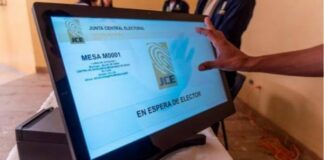 Desde las 7:30 de la mañana decenas de perremeistas acudieron a votar a los distintos centros de votaciones habilitados por la Junta Central Electoral (JCE) en Distrito Nacional y distintos puntos del territorio nacional para escoger los candidatos a distintas posiciones electivas postulados por el Partido Revolucionario Moderno.