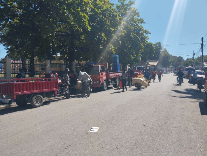 Los nacionales haitianos mantienen su posición de no participar en el mercado binacional si el Estado dominicano no les permite ingresar varillas y cemento para la construcción. Este viernes, las puertas del lado haitino por la frontera con Elías Piña permanecieron cerradas, mientras que los dominicanos esperaban la llegada de los extranjeros para realizar el acostumbrado intercambio comercial de los viernes.