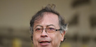 El presidente de Colombia, Gustavo Petro Urrego, reaccionó al triunfo de Javier Milei, quien se quedó este domingo con la segunda vuelta de las elecciones presidenciales en Argentina tras vencer al ministro de Economía, Sergio Massa. “Ha ganado la extrema derecha en Argentina; es la decisión de su sociedad. Triste para América Latina y ya veremos... el neoliberalismo ya no tiene propuesta para la sociedad, no puede responder a los problemas actuales de la humanidad”, escribió en su red social X.
