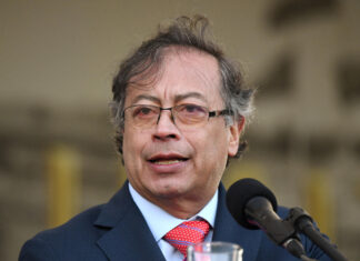 El presidente de Colombia, Gustavo Petro Urrego, reaccionó al triunfo de Javier Milei, quien se quedó este domingo con la segunda vuelta de las elecciones presidenciales en Argentina tras vencer al ministro de Economía, Sergio Massa. “Ha ganado la extrema derecha en Argentina; es la decisión de su sociedad. Triste para América Latina y ya veremos... el neoliberalismo ya no tiene propuesta para la sociedad, no puede responder a los problemas actuales de la humanidad”, escribió en su red social X.