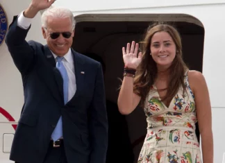 Los agentes del Servicio Secreto que protegen a la nieta del presidente Joe Biden abrieron fuego después de que tres personas intentaran entrar por la fuerza en un vehículo sin distintivo del Servicio Secreto en la capital del país, dijo un funcionario de las fuerzas del orden a The Associated Press.