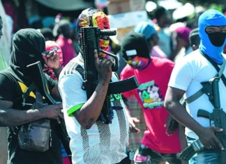 HAITI: Asesinan al poderoso y temido jefe pandillas Iscar Andris Un poderoso y temido jefe de pandillas en Haití que antes era profesor de Matemáticas y Física fue asesinado en un vecindario dentro del amplio barrio pobre al lado del mar que él controló durante años.