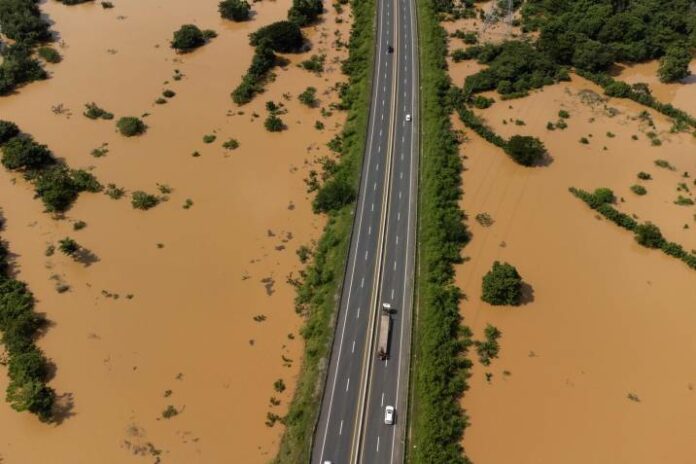 El reporte de una nueva víctima mortal elevó a 25 el número oficial de fallecidos como consecuencia de las mayores lluvias torrenciales registradas en la República Dominicana en décadas, donde decenas de miles de personas tuvieron que ser desplazadas de sus hogares y aún se hace Según el último boletín del Centro de Operaciones de Emergencia (COE) en la República Dominicana, 37,060 personas fueron evacuadas a áreas seguras, de las que 965 fueron alojadas en albergues y el resto en casas de amigos y familiares.