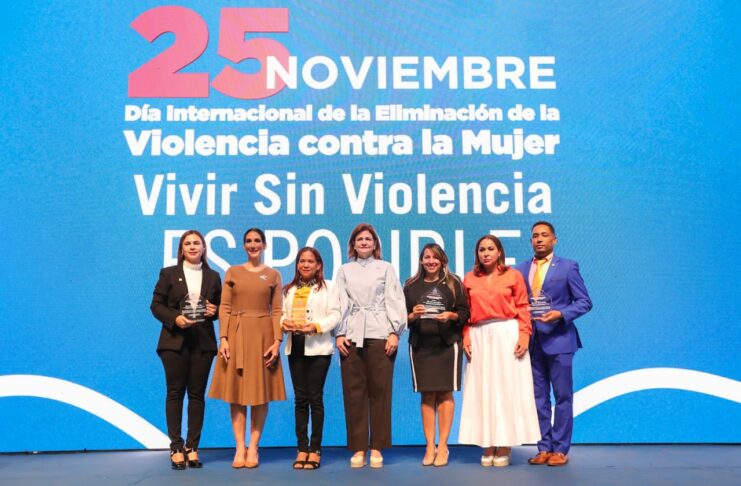 Gobierno aboga por la conjugación de voluntades para continuar disminución de la violencia y su erradicación En un acto encabezado por la vicepresidenta de la República, Raquel Peña, la Primera Dama, Raquel Arbaje, y la ministra de la Mujer, Mayra Jiménez, el gobierno conmemoró el Día Internacional de la Eliminación de la Violencia Contra la Mujer, instituido por las Naciones Unidas y en el que también se recuerdan a las Hermanas Mirabal: Patria, Minerva y María Teresa como símbolos mundial de la lucha para mitigar cualquier forma de agresión hacia las mujeres.