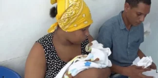 Una madre de apenas 18 años de edad, denunció que fue con un embarazo a la Maternidad Renée Klang Viuda Guzmán, de Santiago de los Caballeros, donde daría a luz de gemelos, pero después de hacerle los estudios correspondientes y decirle que ambas criaturas, una hembra y un varón, estaban en perfecto estado, solo le entregaron uno, al día siguiente de practicarle una cesárea.