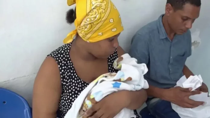 Una madre de apenas 18 años de edad, denunció que fue con un embarazo a la Maternidad Renée Klang Viuda Guzmán, de Santiago de los Caballeros, donde daría a luz de gemelos, pero después de hacerle los estudios correspondientes y decirle que ambas criaturas, una hembra y un varón, estaban en perfecto estado, solo le entregaron uno, al día siguiente de practicarle una cesárea.