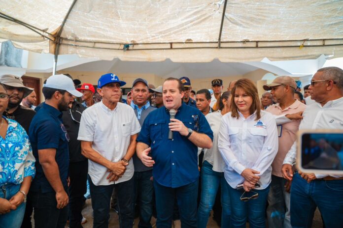 Como parte del compromiso asumido por el Gobierno del presidente, Luis Abinader, con asistir a las familias afectadas por el disturbio tropical del pasado fin de semana, el ministro Administrativo de la Presidencia, José Ignacio Paliza, se trasladó este viernes a la provincia Duarte para distribuir más ayudas junto a las autoridades locales y el doctor Cruz Jiminián quien se encontraba realizando un operativo médico en la zona.
