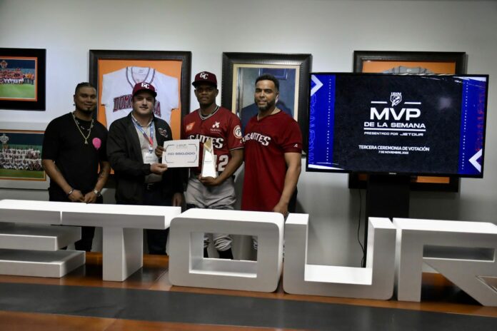 Pablo Reyes y Paolo Espino fueron seleccionados este martes los peloteros MVP de la Semana, presentado por Jetour, al recibir el voto preferencial de la crónica deportiva nacional en la ceremonia realizada en el Palco Ejecutivo del estadio Francisco Micheli, hogar de los Toros del Este.