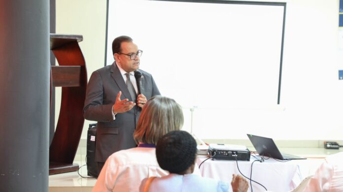 El Gerente General de la Empresa Distribuidora de Electricidad del Este (Edeeste) informó que está sacando las oficinas de su zona de confort, en una estrategia de contacto directo con los comunitarios para ofrecer servicios con la calidad que se requiere y escuchar y atender al cliente como éste se merece.