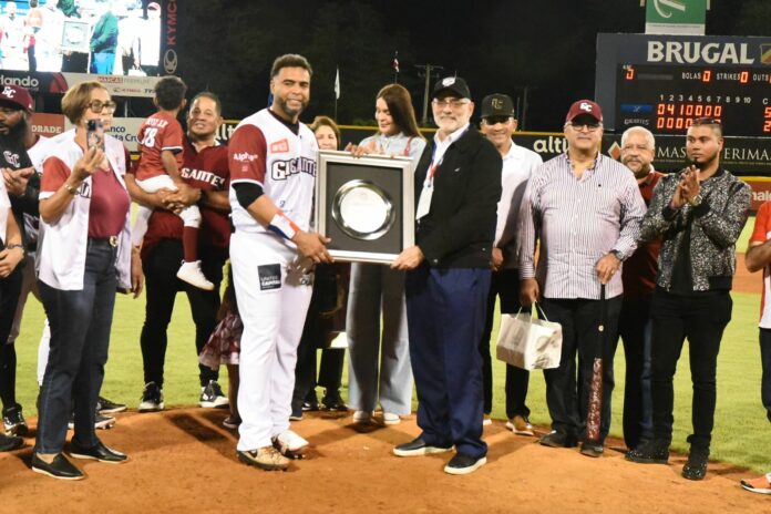 Gigantes despiden en grande a Nelson Cruz Nelson Cruz se despidió de la fanaticada de Gigantes del Cibao este miércoles en su última aparición en el estadio Julián Javier , en la victoria 5-2 de los Tigres del Licey en la Liga Dominicana de Béisbol en la que se disputa la Copa Banreservas dedicada a Onfalia Morillo.