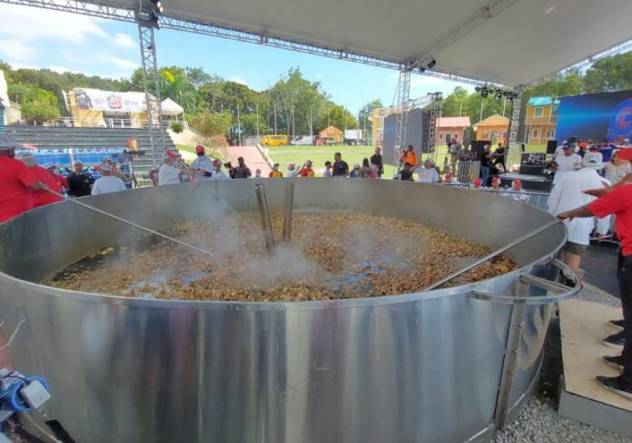 El pasado sábado la República Dominicana inició la búsqueda por establecer el récord con el «sancocho más grande de mundo «y desde concluida la receta comenzó la deliberación por los jueces del Guinness Word.