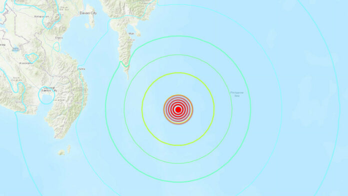 Un terremoto de magnitud 7,2 en la escala abierta de Richter ha sacudido este viernes el sur de Filipinas. De ello han informado las autoridades del país, que por el momento han descartado la alerta de tsunami.