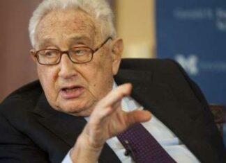 Muere el exsecretario de Estado estadounidense Henry Kissinger a los 100 años El exsecretario de Estado Henry Kissinger, el diplomático de anteojos gruesos y voz grave que dominó la política exterior cuando Estados Unidos se liberó de Vietnam y rompió barreras con China, murió el miércoles, dijo su firma consultora. Tenía 100 años.