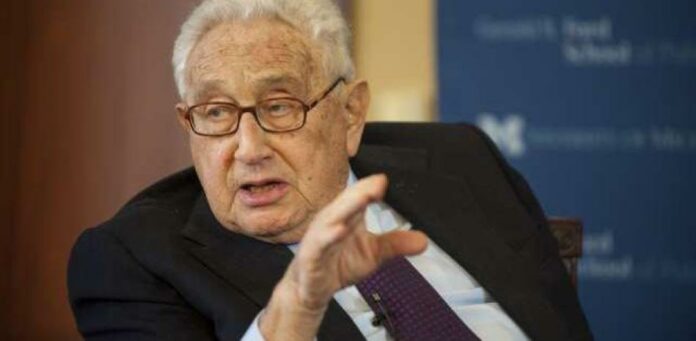 El exsecretario de Estado Henry Kissinger, el diplomático de anteojos gruesos y voz grave que dominó la política exterior cuando Estados Unidos se liberó de Vietnam y rompió barreras con China, murió el miércoles, dijo su firma consultora. Tenía 100 años. El exsecretario de Estado Henry Kissinger, el diplomático de anteojos gruesos y voz grave que dominó la política exterior cuando Estados Unidos se liberó de Vietnam y rompió barreras con China, murió el miércoles, dijo su firma consultora. Tenía 100 años.