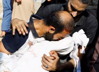 Renuncia un alto cargo ONU por «genocidio» contra palestinos El director de la Oficina del Alto Comisionado de la ONU para los Derechos Humanos, Craig Mokhiber, ha renunciado a su cargo, acusando a la organización internacional de incumplir su deber de impedir la «masacre a gran escala contra el pueblo palestino» por parte de Israel.