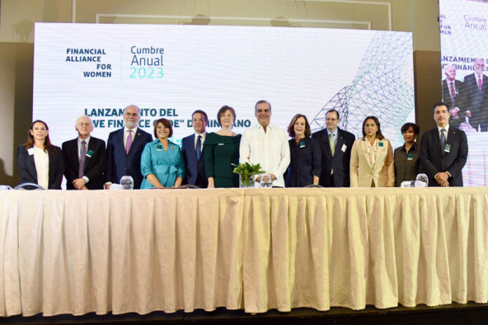 RD firma el código financiero global ‘We’ para apoyar a emprendedoras Con la presencia del presidente Luis Abinader, República Dominicana firmó ayer el Código de Financiación para Mujeres Emprendedoras (We Financial Code), que tiene como objetivo que el gobierno, instituciones financieras y organismos reguladores amplíen el acceso al crédito para las micro, pequeñas y medianas empresas, que son dirigidas por mujeres.