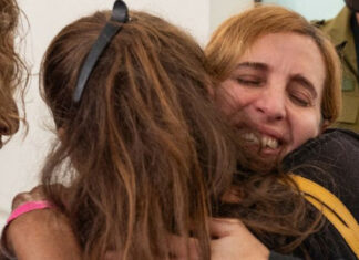 Imágenes del emotivo reencuentro de los rehenes israelíes liberados por Hamás con sus familiares