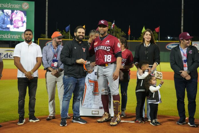 El importado Dane Myers conectó dos hits, remolcó tres con su primer jonrón en el triunfo de los Gigantes del Cibao vencieran 10-1 a los Toros del Este el martes por la noche en la Liga Dominicana de Béisbol en la que se disputa la Copa Banreservas dedicada a Onfalia Morillo.