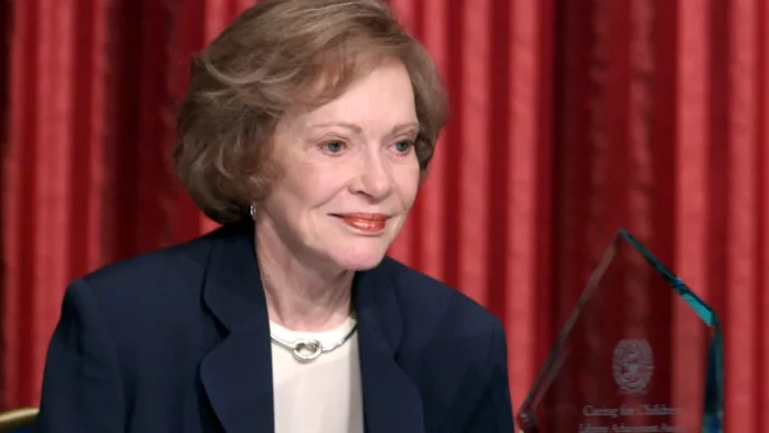 Muere a los 96 años Rosalyn Carter, ex primera dama de EE.UU La ex primera dama de Estados Unidos Rosalynn Carter, esposa de Jimmy Carter, fallecio el domingo 19 de noviembre a las 14.10 horas en su casa de Plains, Georgia, a la edad de 96 años, según ha informado el Centro Cárter en un comunicado.