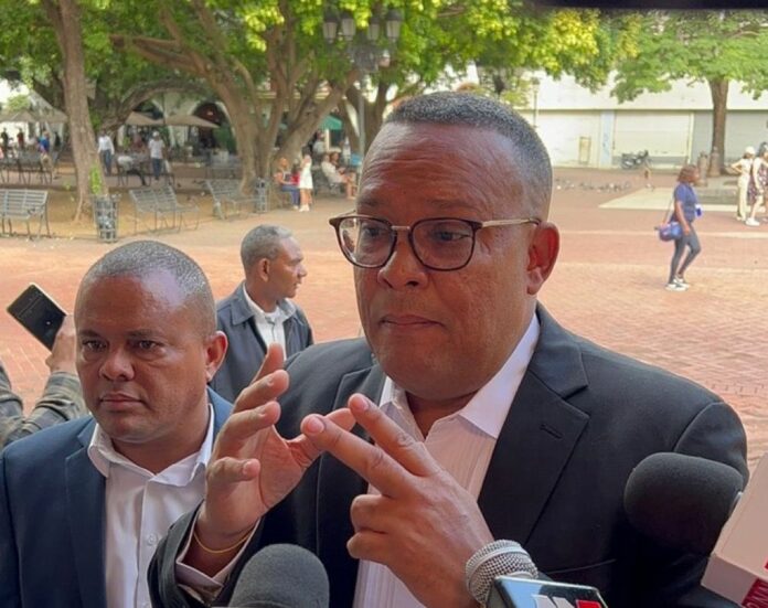 El director de Desarrollo Social del Consejo Estatal del Azúcar (CEA), Willy González, solicitó públicamente al presidente de la República Dominicana, Luis Abinader Corona, su designación como director del Plan Social de la Presidencia.